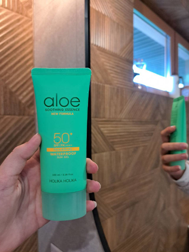 HOLIKA HOLIKA Aloe Soothing Essence Waterproof Sun Gel SPF50+ PA++++  Reviews & Ingredients